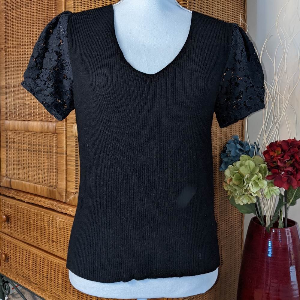 Express Top w/ Lace Sleeve SMALL